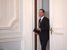 Почему медведева не отправили в отставку с поста премьера после выборов