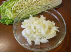 Легкий и аппетитный салат с капустой и зеленым горошком