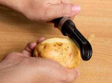 Сонник чистить картофель ножом