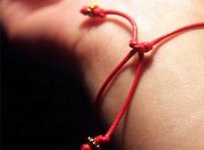 Röd tråd på handen: magi, mening, hur man bär den korrekt, var man kan köpa